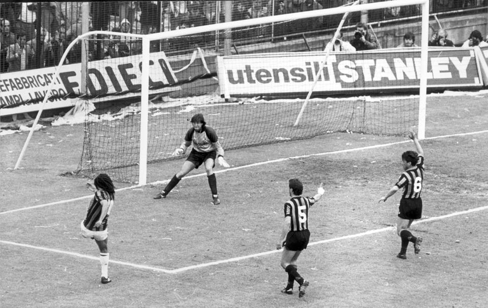 Senza storia. L’Inter di Trapattoni  umiliata ben pi di quanto dica il punteggio. Il Milan vince 2-0 ma i nerazzurri superano la met campo poche volte. Il gol di Gullit che sta calciando davanti a Zenga sotto gli occhi di Ferri e Passarella. E’ il 24 aprile 1988 (Rcs).